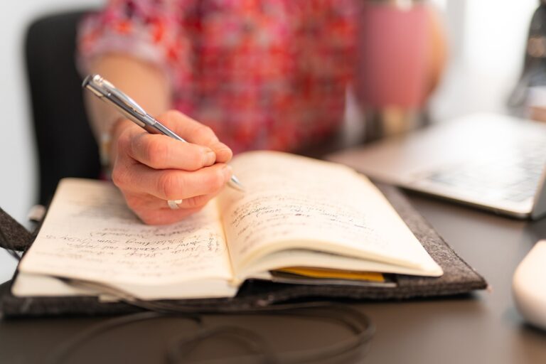 Symbolbild für Kennenlern- und Analysephase im Kommunikationsprozess bei Sandra Schröder Kommunikation.